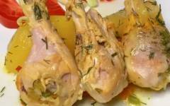 Тушеная картошка с курицей и овощами в сковороде