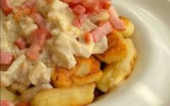 Жареные картофельные ньокки с грибным соусом и беконом