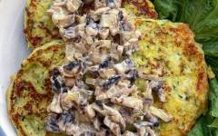 Кабачковые оладьи с грибным соусом