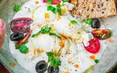Яйца по-турецки с йогуртом, фетой и помидорами