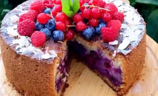 Миндальный пирог с ягодами голубики рецепт