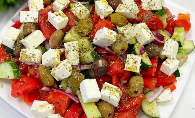 Греческий салат с сыром фета, помидорами и огурцами рецепт