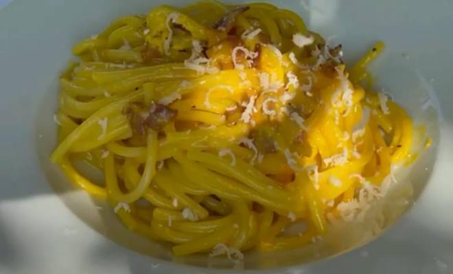 Спагетти с беконом, сыром и желтками рецепт