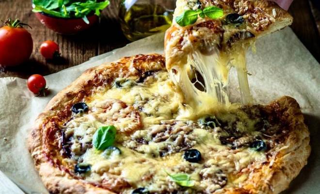 Домашняя итальянская пицца с тянущимся сыром рецепт