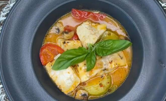 Рыба с грибами, кабачками, помидорами и перцем в соусе рецепт
