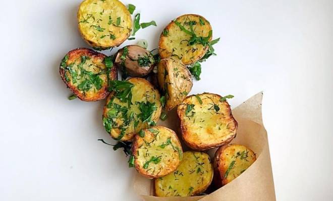 «Мятая» картошка, запеченная с зеленью, чесноком и сыром