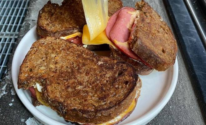 Горячие бутерброды с колбасой, сыром и майонезом в духовке рецепт