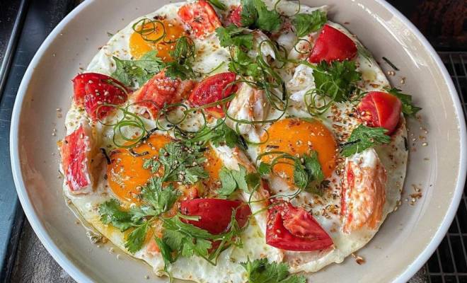 Яичница с помидорами, крабовым мясом и зеленью по истомински рецепт