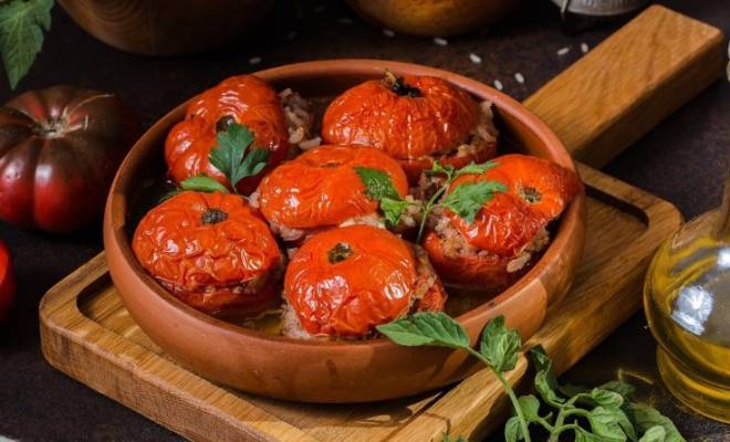 Фаршированные помидоры с фаршем, рисом и луком в духовке рецепт