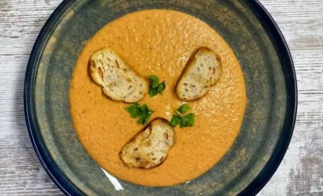 Помидорный крем суп с луком, чесноком и творожным сыром рецепт