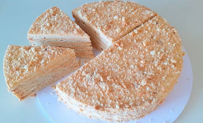 Песочный торт Лисичка с сливочным кремом, сухофруктами и сметаной рецепт