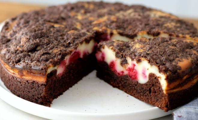 Шоколадный пирог чизкейк с творогом и ягодами рецепт