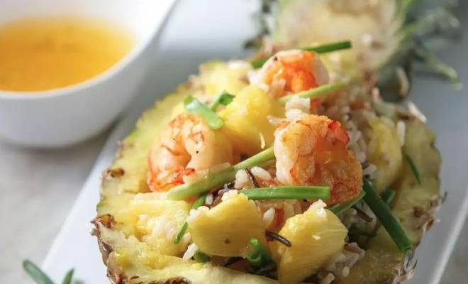 Салат с креветками, ананасом и рисом рецепт