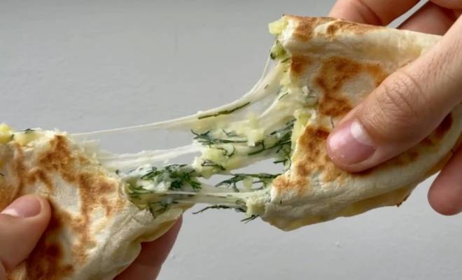 Лепешка на сковороде с сыром, зеленью и картошкой рецепт