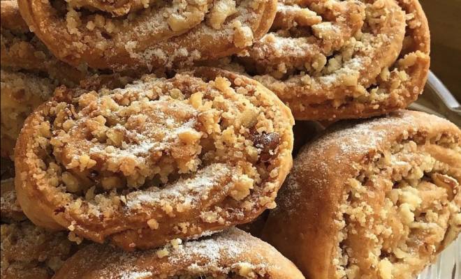 Рассыпчатое печенье с сахарной крошкой и орехами рецепт