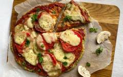 Пицца на кабачковой основе с сыром и помидорами в духовке
