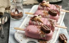 Шоколадные кейк попсы в виде эскимо на палочке