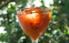 Алкогольный смузи из персика и вина