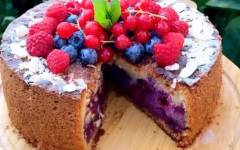 Миндальный пирог с ягодами голубики