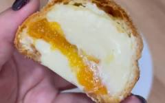 Пирожные шу с заварным кремом и джемом из абрикоса и апельсина