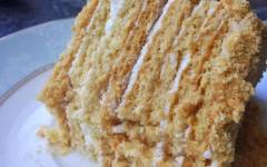 Домашний торт Медовик со сметанным кремом и медом