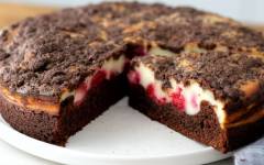 Шоколадный пирог чизкейк с творогом и ягодами