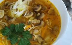 Грибной суп из шампиньонов с картофелем, морковкой и луком