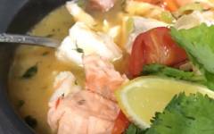Рыбный суп с овощами, креветками, лососем и беконом