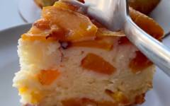 Пирог Шарлотка с персиками свежими на йогурте в духовке