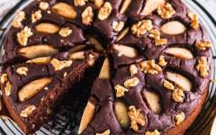 Шоколадный пирог с грушами и грецкими орехами