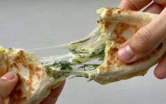 Лепешка на сковороде с сыром, зеленью и картошкой
