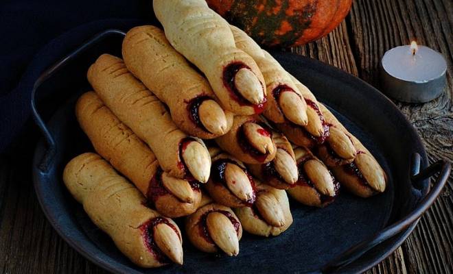 Пальчики из песочного печенья с шоколадными ирисками