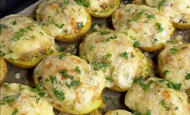 Запеченные картофельные лодочки с курицей, грибами и сыром рецепт