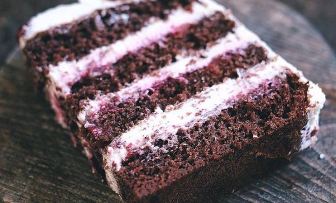Шоколадный торт с вишней и сметанным кремом (в микроволновке) — рецепты | Дзен