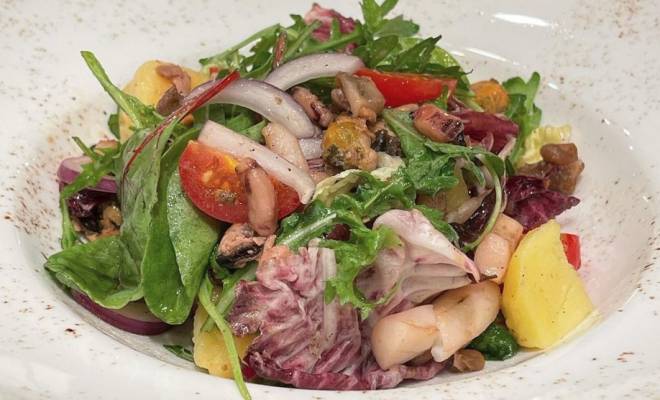 Салат с морепродуктами, помидорами и картошкой рецепт