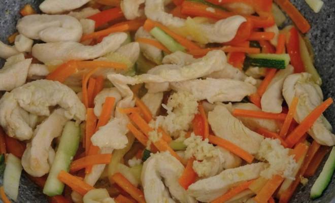 Жаренный рис тяхан с курицей и овощами на сковороде рецепт