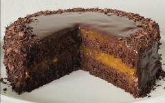 Низкоуглеводный шоколадный торт Захер с абрикосовым конфи