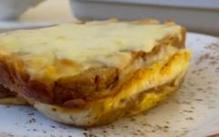 Горячие бутерброды с сыром и ветчиной в духовке