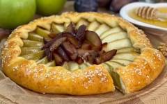 Пирог Галета творожная с яблоками и сливами