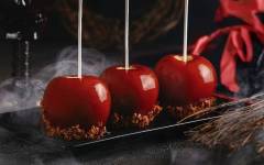Яблоко в карамели на палочке на сковороде