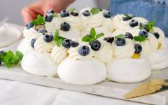 Десерт Торт Павлова с лимонным курдом