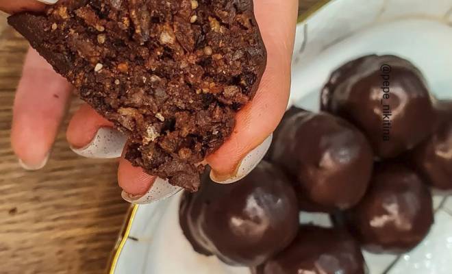 Финиковые конфеты с орехами, какао и шоколадом рецепт