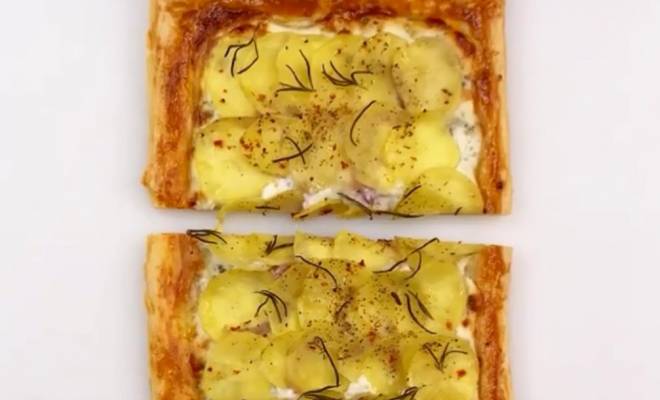 Слойки с картошкой, горгонзолой и творожным сыром рецепт