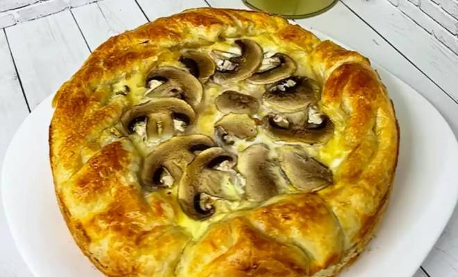 Пирог жульен с курицей и грибами, сыром и слоеным тестом рецепт