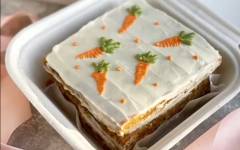 Морковный торт бенто с орехами и кремом
