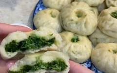 Манты с зеленью и яйцами из дрожжевого теста на пару