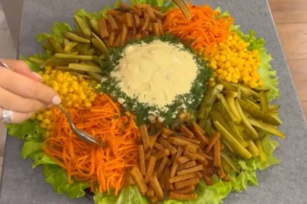 Салат радуга с курицей, корейской морковкой и кукурузой рецепт