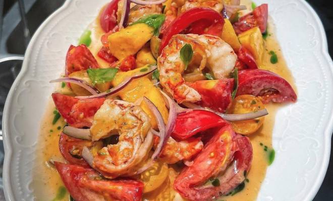 Каталанский салат с креветками, помидорами и манго рецепт