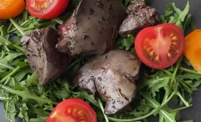 Салат с куриной печенкой, хурмой и рукколой рецепт