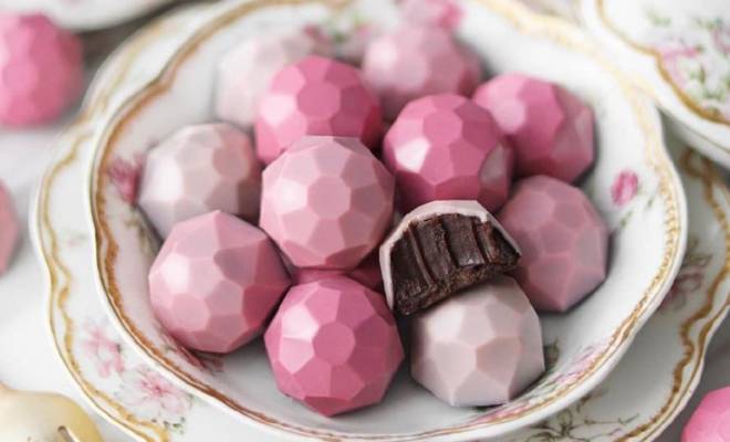 Розовые конфеты с веганским ганашем и натуральным красителем рецепт